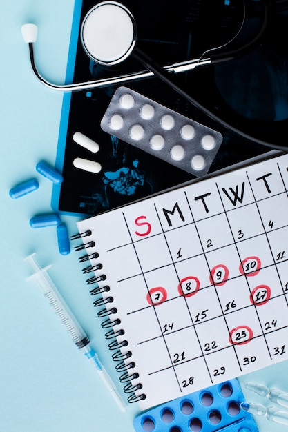 Foto gratuita calendario e pillole di trattamento medico