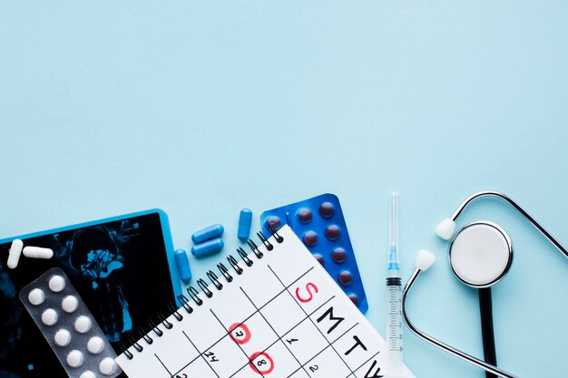 Foto gratuita calendario e stetoscopio di trattamento medico