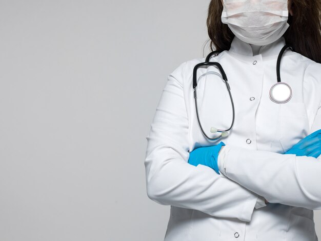 청진 기와 흰색 의료 유니폼과 파란색 장갑에 의료 노동자