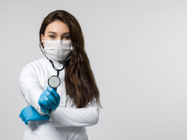 Lavoratore medico con stetoscopio in uniforme medica bianca