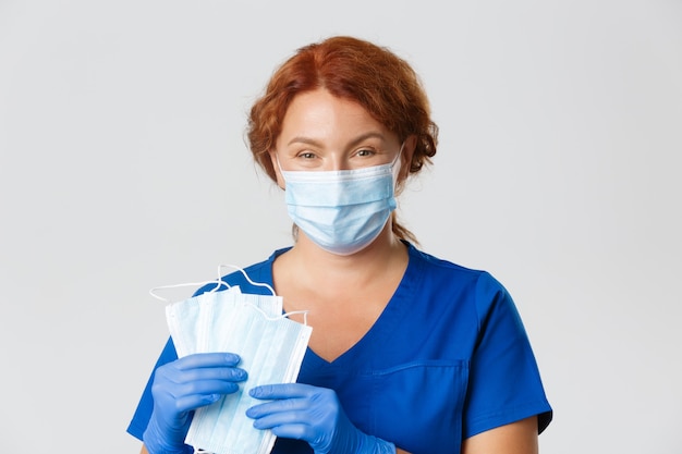 의료 종사자 covid 전염병 코로나 바이러스 개념 웃는 돌보는 여성 간호사 의사의 근접 촬영 ...