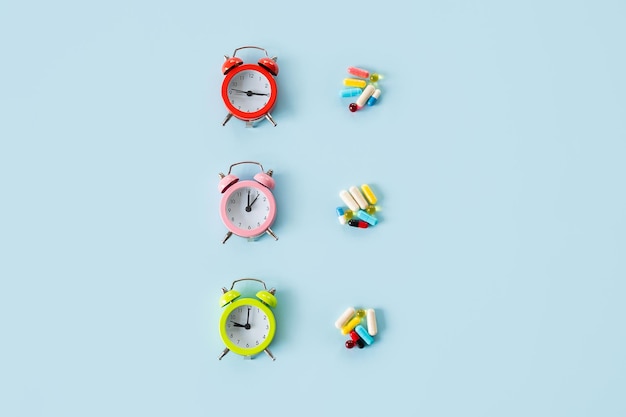 약물 알림 알약 약물 작업 취침 시간 약을 복용하는 시간 색상 알람 시계