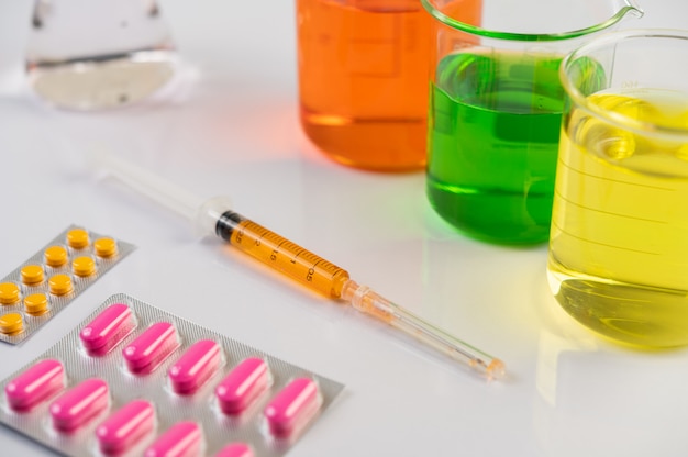 Free photo medicine panels, syringes and beakers are placed on the floor.