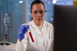 Free photo medicine research scientist doing experiment on blood