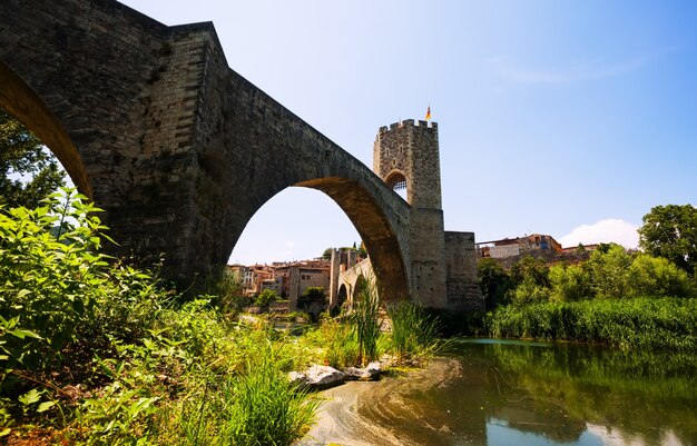 中世の橋。 Besalu、Catalonia