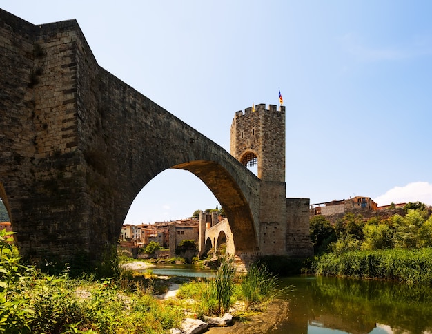 中世の要塞と橋。 Besalu