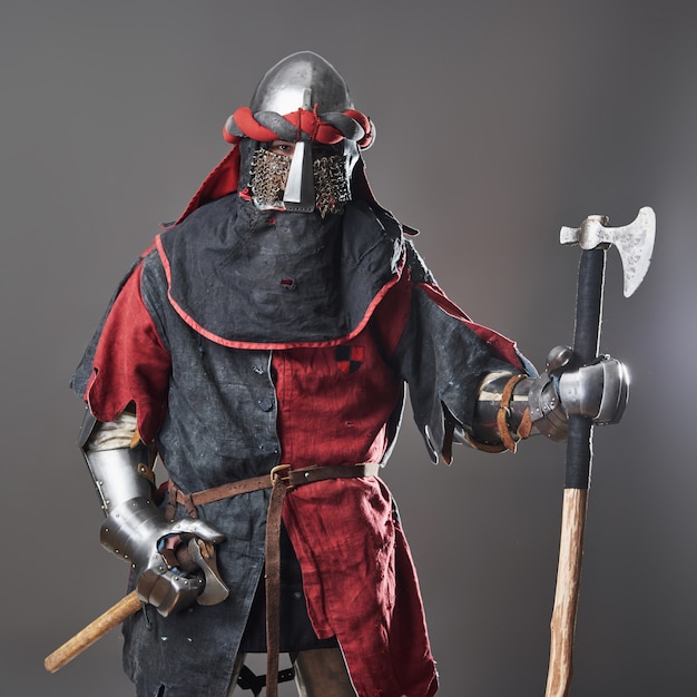 Средневековый рыцарь на сером