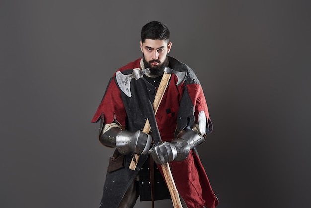 Foto gratuita cavaliere medievale su grigio