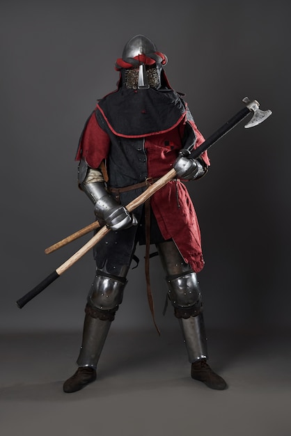 Foto gratuita cavaliere medievale su grigio