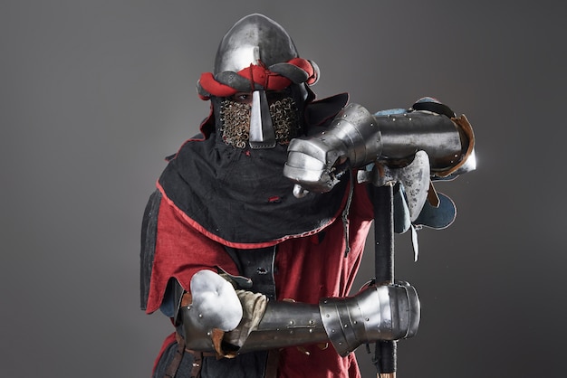 Средневековый рыцарь на сером