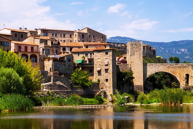 川のほとりにある中世の町