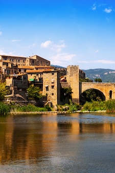 Средневековый город на берегах реки