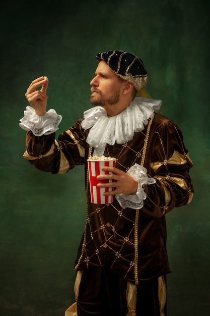 Free photo medieval young man in old-fashioned costume