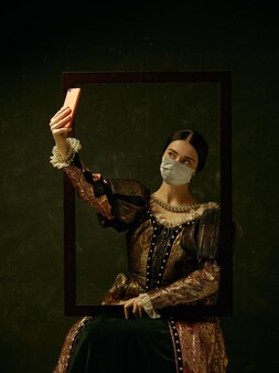 코로나바이러스 확산에 대한 보호 마스크를 쓴 공작 부인으로 중세 젊은 여성