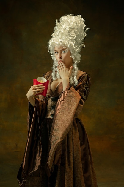 Free photo medieval young woman in old-fashioned costume