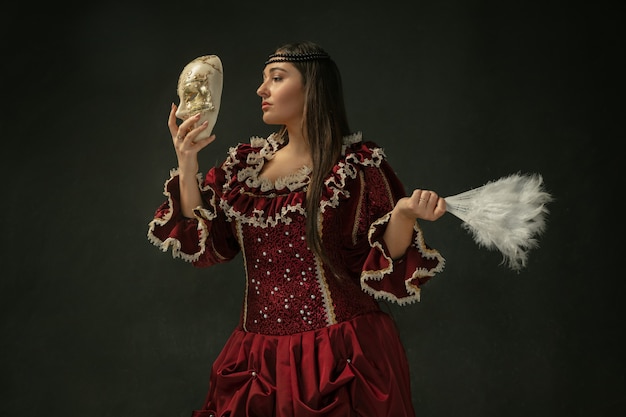 Foto gratuita giovane donna medievale in costume antiquato