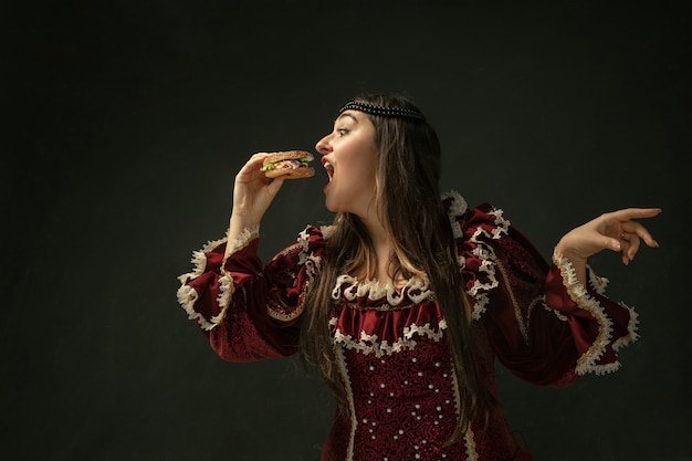 Free photo medieval young woman in oldfashioned costume