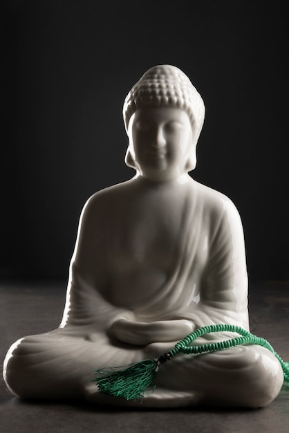 Foto gratuita meditazione e tranquillità con statuetta di buddha