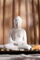 Foto gratuita meditazione e tranquillità con statuetta di buddha