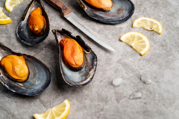 Free photo mediterranean mussels and lemons close up