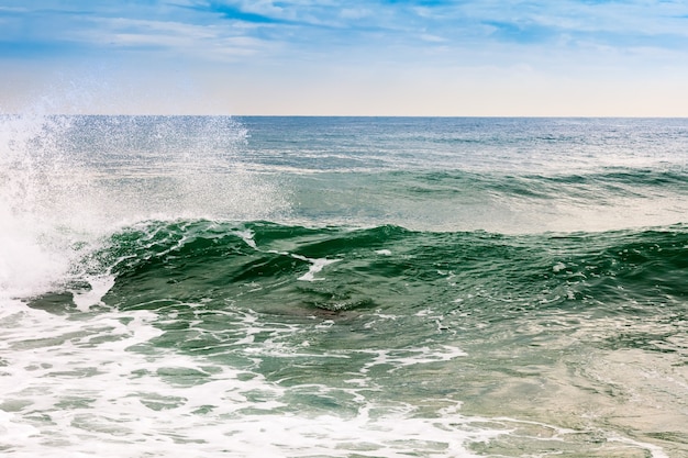 地中海の海の波