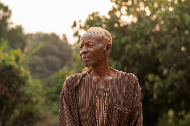 Uomo africano di tiro medio all'esterno