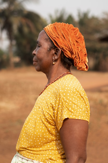 Foto gratuita ritratto esterno della donna africana del colpo medio