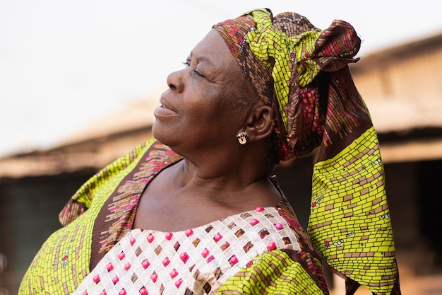 Foto gratuita donna africana di tiro medio all'esterno