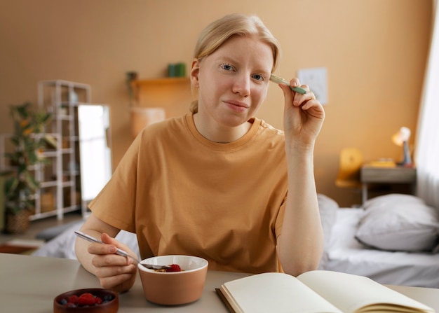 Free photo medium shot albino woman having breakfast