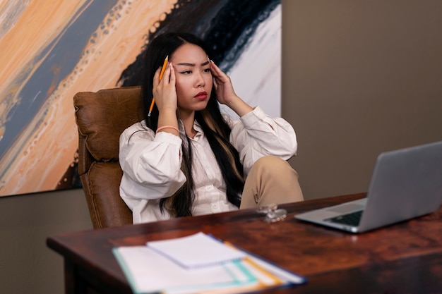 Free photo medium shot anxious woman at desk