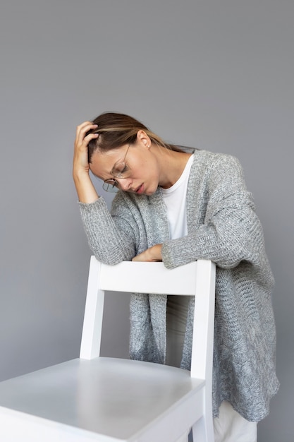 Free photo medium shot anxious woman indoors