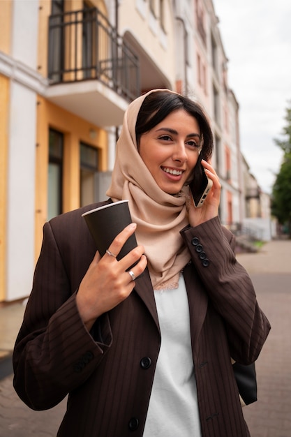 Foto gratuita donna araba di tiro medio che indossa l'hijab