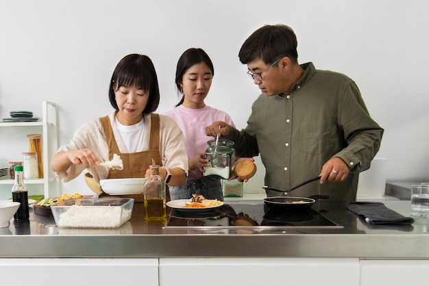 Азиатская семейная кухня среднего размера