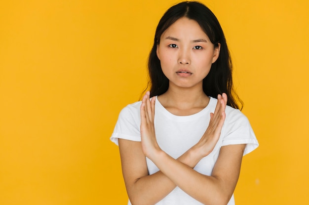 Foto gratuita donna asiatica del colpo medio che sta disapprovando