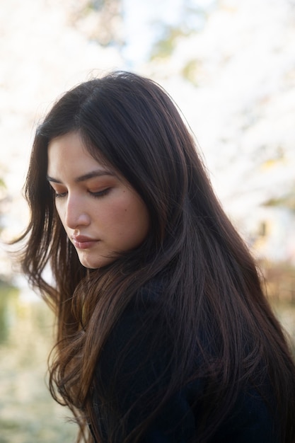 Foto gratuita colpo medio donna asiatica fuori