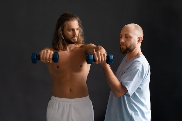 Foto gratuita atleta di tiro medio in fisioterapia