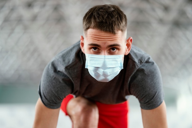 Foto gratuita maschera da portare dell'atleta di tiro medio