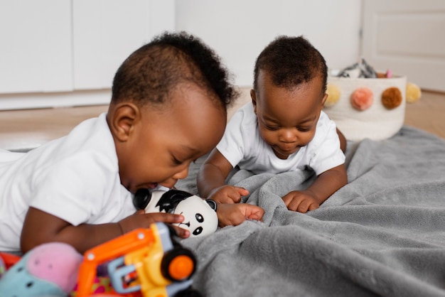 Free photo medium shot babies laying in bed