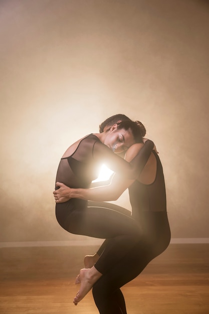 Foto gratuita posizione di tenuta del balletto a medio colpo