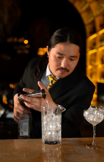 Free photo medium shot bartender preparing drink