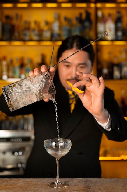 Foto gratuita barista di tiro medio che prepara bevanda