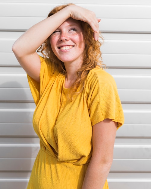 Foto gratuita posa bella della donna del colpo medio