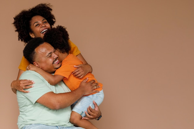 스튜디오에서 포즈를 취하는 중간 샷 흑인 가족