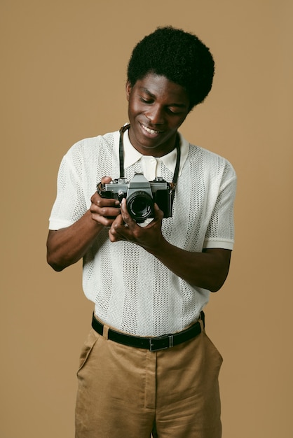 카메라로 사진을 찍는 중간 샷 흑인 남자