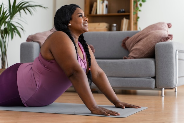 Free photo medium shot black woman relaxing at home