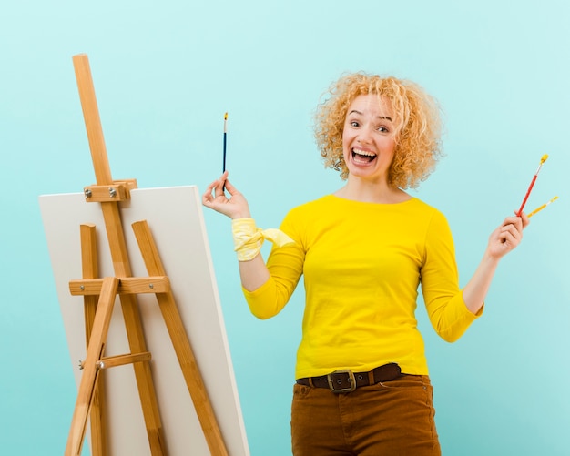 Free photo medium shot of blonde woman painting