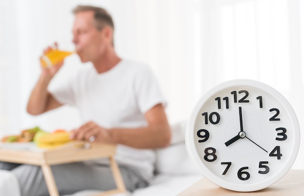 Free photo medium shot blurred man having breakfast at 8 a.m.