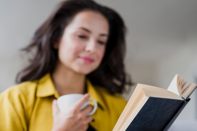 無料写真 ミディアムショットぼやけた女性の読書