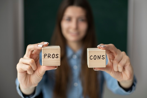 Free photo medium shot blurry woman holding cubes