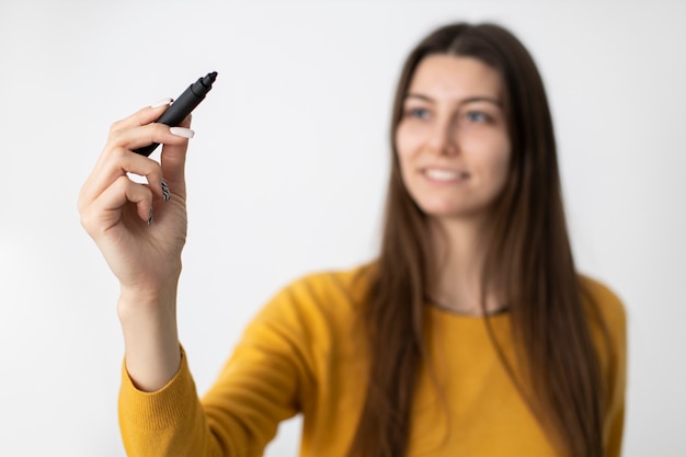 Indicatore della tenuta della donna sfocata del colpo medio